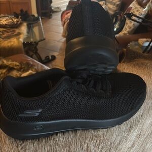 Men’s 12.5 Sketchers black